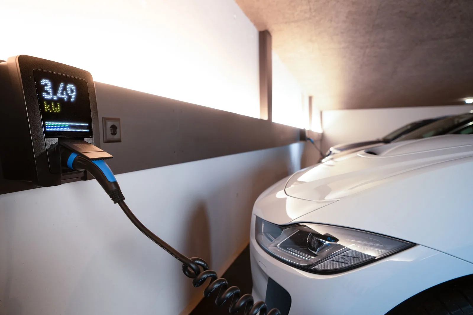 Borne de recharge murale installée dans un garage